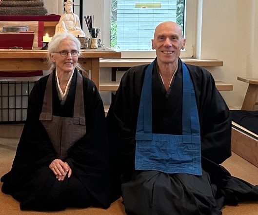 Gerald und Gisela Weischede tragen ihre Zen-Buddhistischen Mönchsroben.